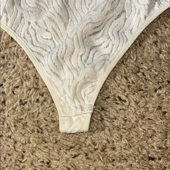 Babaton Cream Long Sleeve Bodysuit - Picture 5 of 12